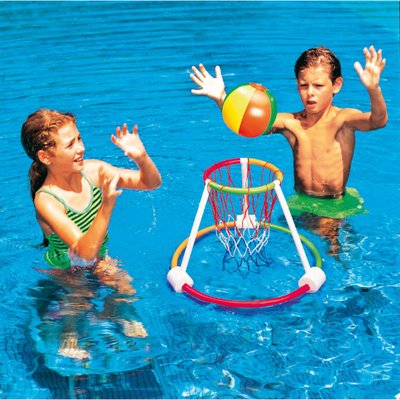 Ballon et panier de basket de piscine 