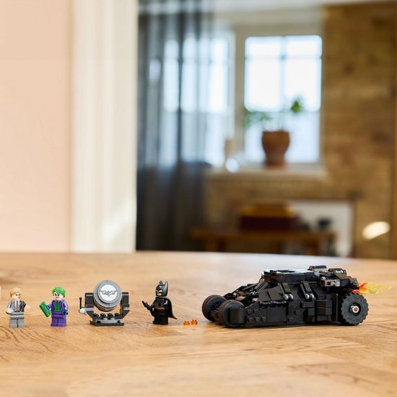La Batmobile Tumbler de Batman contre Double-Face et Le Joker LEGO DC Comics Super Heroes 76303