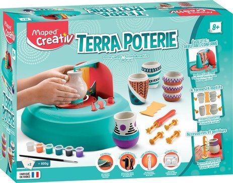 Une Femme Avec Un Tour De Potier Et Un Ensemble De Poteries Vintage Avec Des Ornements